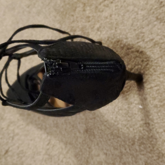 Woman's heels - Picture 3 of 4